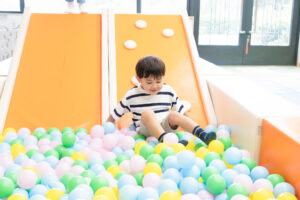 滑り台で遊ぶ子ども