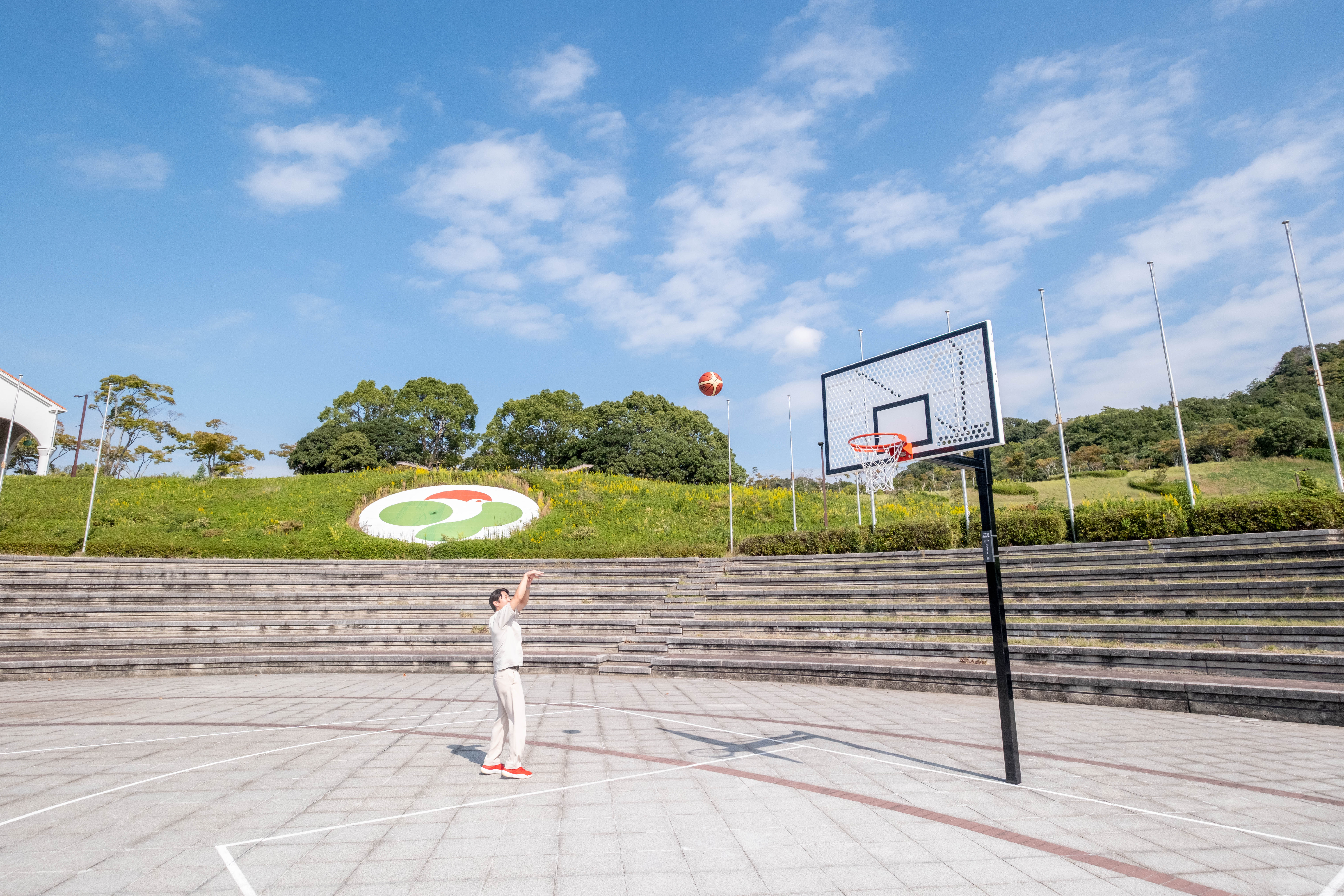 シュートをする男性