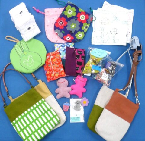 スマホポーチ、キーホルダー、ティッシュ、雑巾