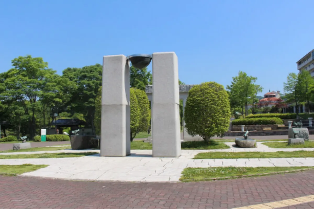 ③ふれあいの門