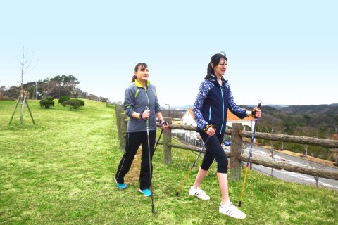 ノルディックウォーキングを楽しむ女性二人