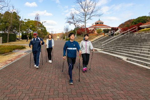 ノルディックウォーキングを楽しむ男女四人