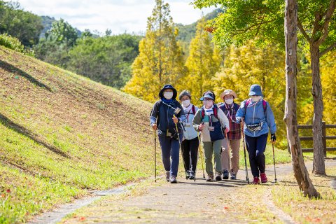 ノルディックウォーキング教室を楽しむ様子