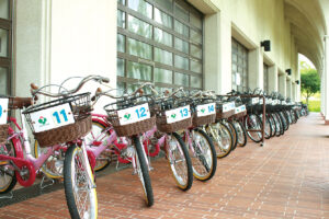 レンタサイクルが並んでいる様子