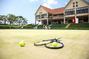 テニスラケットとテニスボール