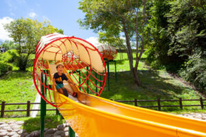 ロングスライダーで遊ぶ男の子