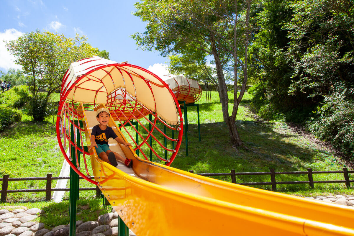 ロングスライダーで遊ぶ男の子