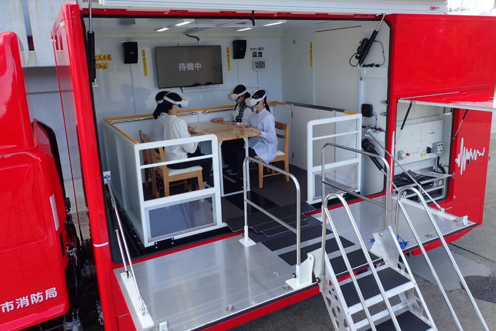 VR地震体験車「ゆれるん」