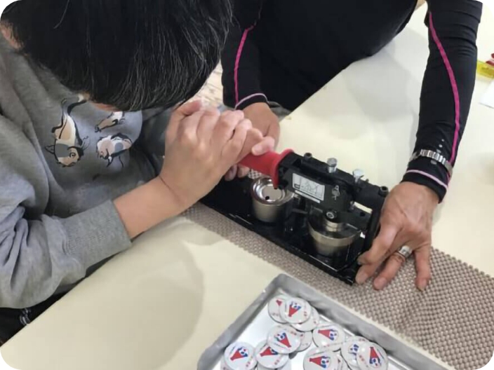 プレス作業（神戸明生園）