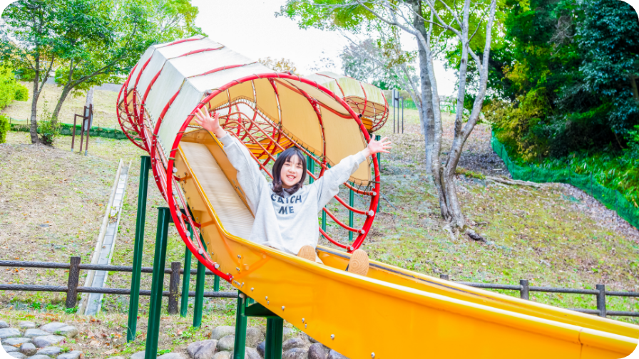 ロングスライダーを滑る子供